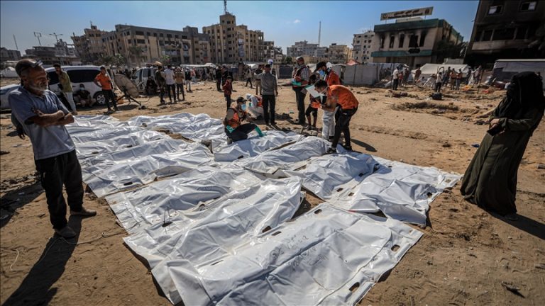 الدفاع المدني الفلسطيني ينتشل 42 جثمانًا مجهولة الهوية من مقبرة عشوائية في غزة