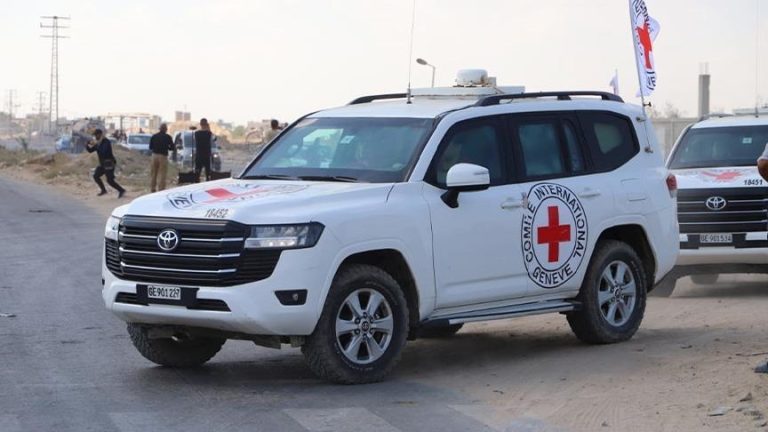 كاتس يمنع الصليب الأحمر من زيارة الأسرى الفلسطينيين في سجون إسرائيل