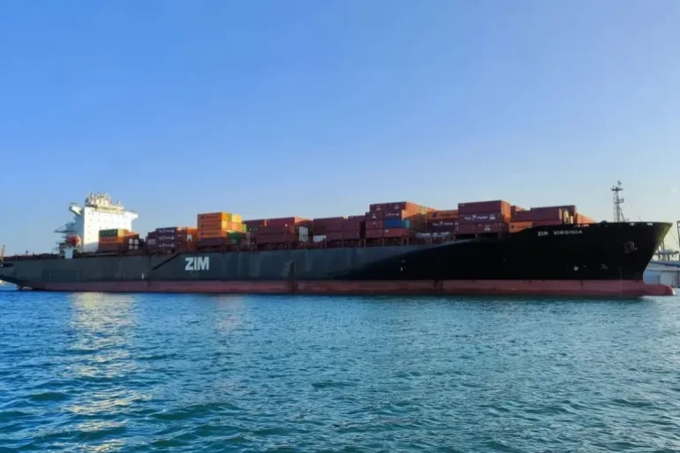 عمال ميناء إيطالي يجبرون سفينة إسرائيلية على المغادرة دون تفريغ بضائع