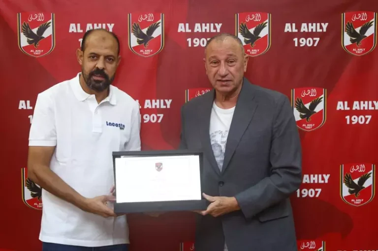 الخطيب يكرم عماد النحاس بعد انتهاء مهمته مع الأهلي