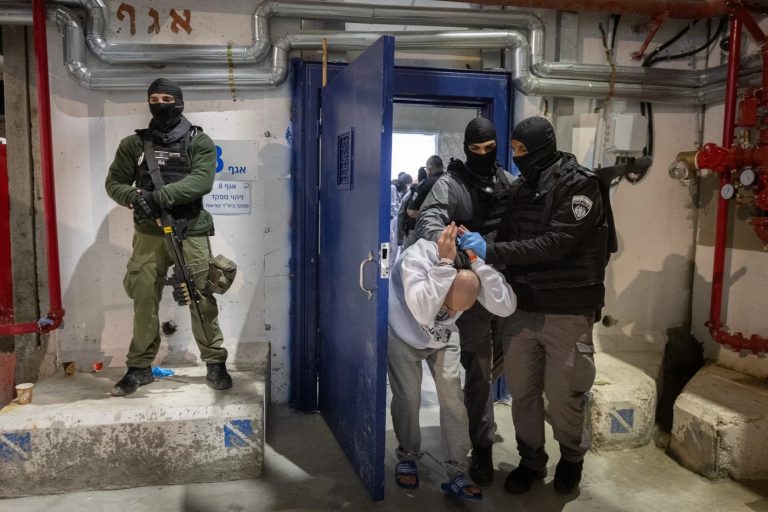 مقاطع مصوّرة تكشف تنكيلًا قاسيًا بالأسرى الفلسطينيين داخل سجن “كتسيعوت” في النقب