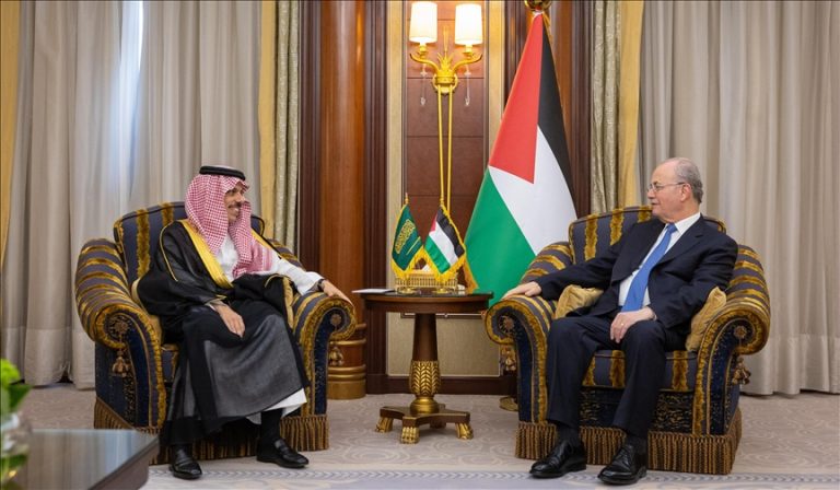 رئيس وزراء فلسطين يبحث مع وزير الخارجية السعودي تمكين السلطة ودعم ميزانيتها
