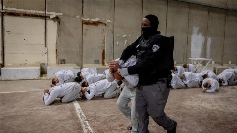 انتهاكات موثقة.. صور تكشف تعذيب الأسرى الفلسطينيين في سجن “كتسيعوت” بالنقب