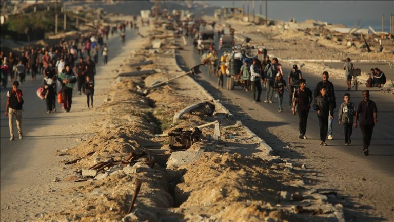 لليوم الثاني.. عشرات الآلاف من النازحين يعودون إلى مناطقهم في غزة بعد انسحاب جزئي للجيش الإسرائيلي