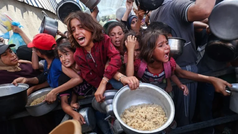 غزة بعد الهدنة: منظمات الإغاثة تستعد لتوزيع المساعدات وسط غموض حول آليات التنفيذ والإشراف