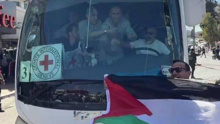 وصول دفعات من الأسرى الفلسطينيين المحررين إلى الضفة وغزة ضمن اتفاق وقف إطلاق النار