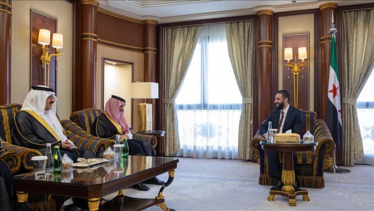 أحمد الشرع يلتقي وزيري الخارجية والاستثمار السعوديين في الرياض