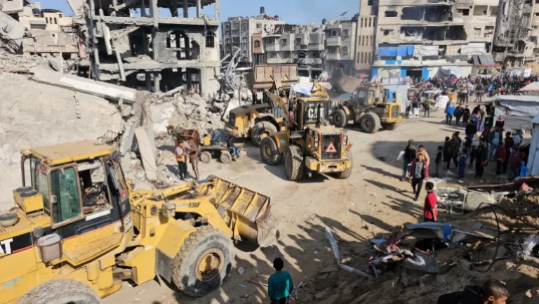 جرافات مصرية تتمركز في وسط غزة لفتح الطرق وتمهيد عودة النازحين