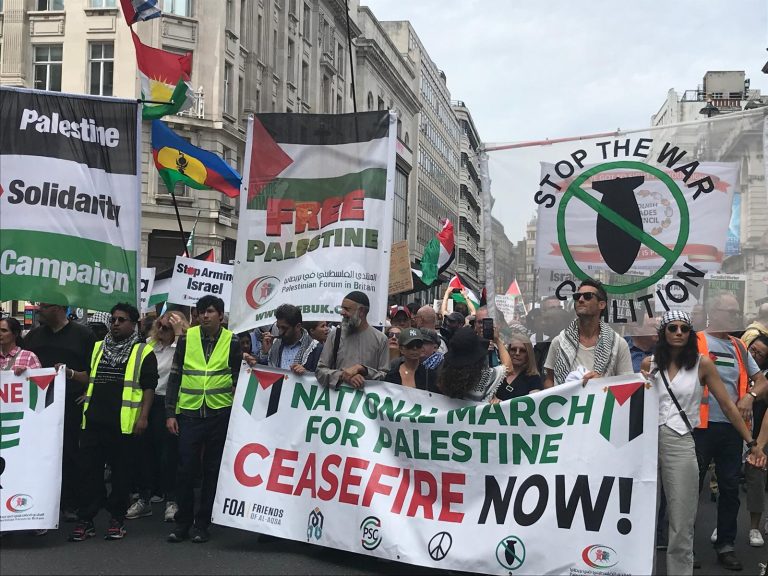 مئات الآلاف يتظاهرون في لندن إحياءً لذكرى حرب غزة الثانية وتضامنًا مع الشعب الفلسطيني