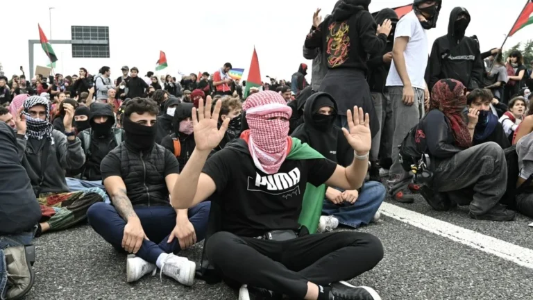 ميدل إيست آي : تقرير أمريكي نتنياهو أعطى الضوء الأخضر لهجوم الطائرة المسيّرة على “أسطول الصمود