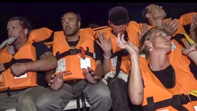 إسرائيل تمنع ناشطي “أسطول الحرية” من لقاء محاميهم بعد احتجازهم