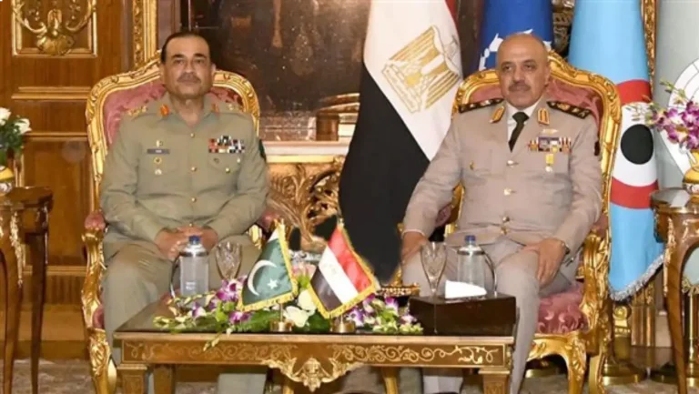وزير الدفاع المصري يبحث مع نظيره الباكستاني تعزيز التعاون العسكري وتوسيع مجالات الشراكة الدفاعية