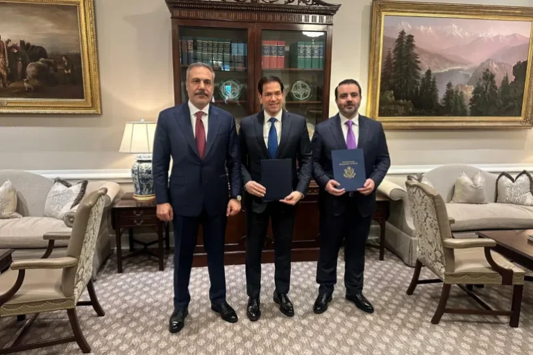 اجتماع ثلاثي في البيت الأبيض بين وزراء خارجية تركيا وسوريا والولايات المتحدة لبحث مستقبل سوريا