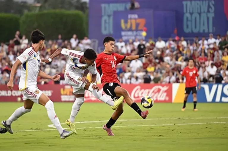 منتخب مصر للناشئين ينتزع تعادلاً ثمينًا أمام فنزويلا ويحافظ على صدارة مجموعته في كأس العالم