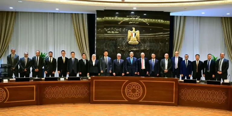 مصر توقّع عقد إنشاء واحد من أكبر مجمعات الصناعات الفوسفاتية في الشرق الأوسط بمنطقة السخنة الصناعية