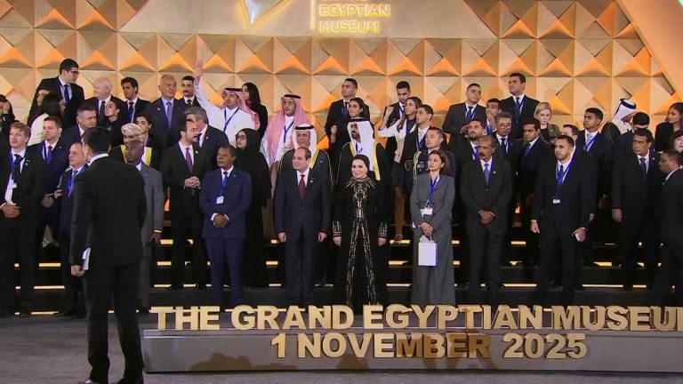 صور..السيسي وقرينته يستقبلان ملوك ورؤوساء العالم في افتتاح المتحف المصري الكبير