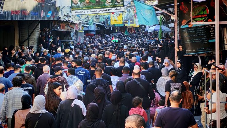 مخيم عين الحلوة يشيّع شهداء المجزرة الإسرائيلية وسط غضب فلسطيني ولبناني واسع
