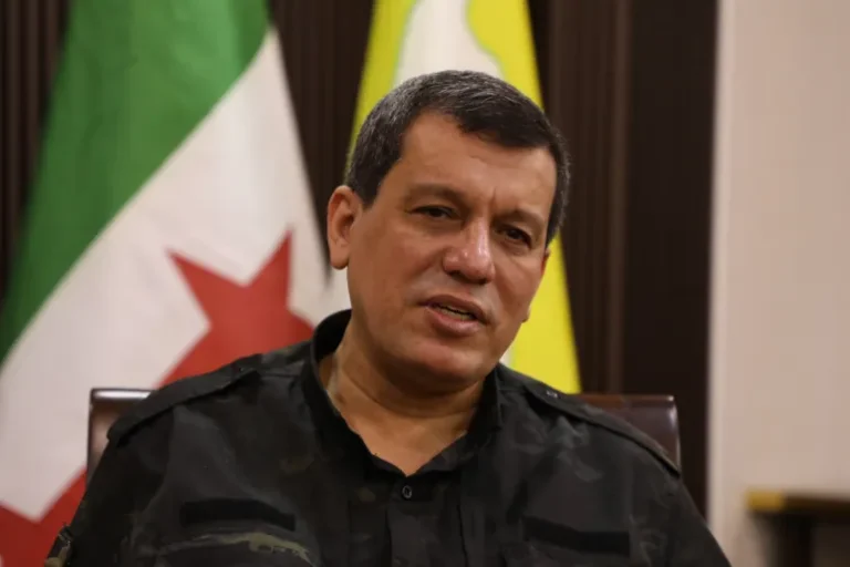 قائد “قسد”: قواتنا لا تشكل تهديدًا ونعمل تحت مظلة الدولة السورية