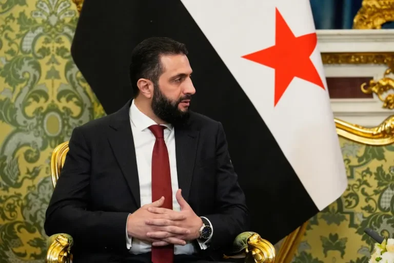 الرئيس السوري أحمد الشرع يصل البيت الأبيض للقاء الرئيس الأمريكي دونالد ترامب