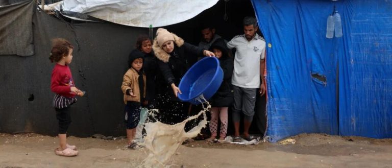 الأمطار تغرق مخيمات النازحين في قطاع غزة