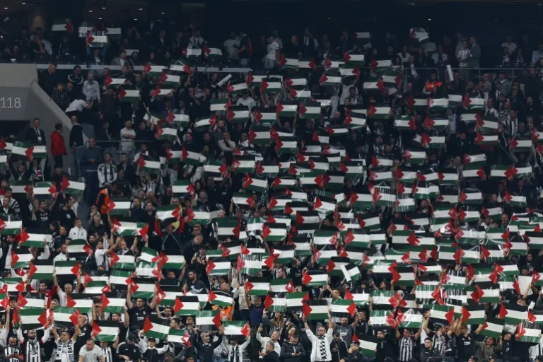 جماهير بيشكتاش التركي ترفع لوحات تضامن مع فلسطين في ديربي إسطنبول