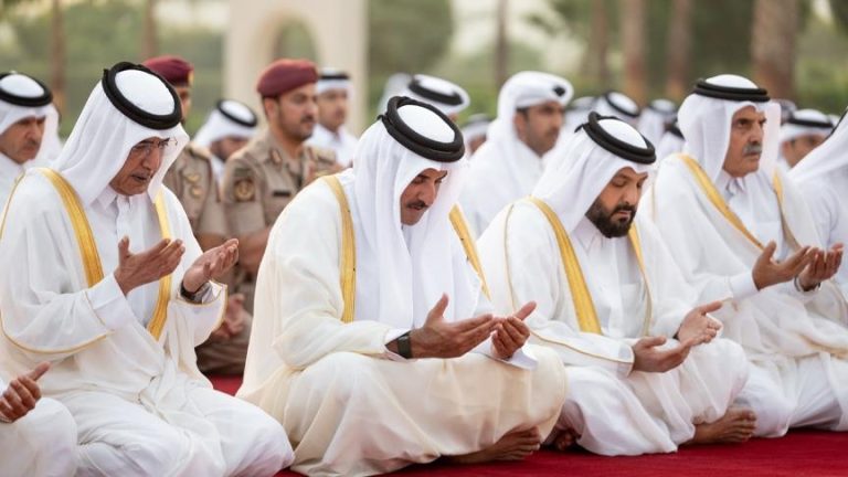 أمير قطر يؤدي صلاة الاستسقاء في لوسيل طلبًا للغيث وإحياءً للسنة النبوية