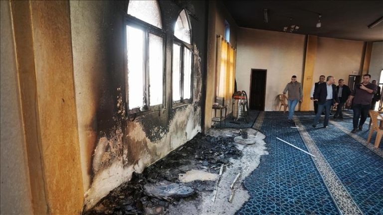 الأزهر يدين إحراق مسجد في الضفة ويصفه بـ”الجريمة الإرهابية النكراء”