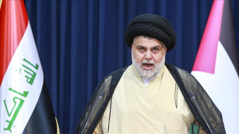مقتدى الصدر ينفي دعم أي طرف في الانتخابات البرلمانية ويؤكد التزامه بالمقاطعة