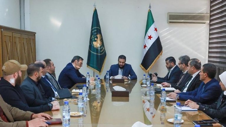 الرئيس السوري أحمد الشرع يزور المصرف المركزي ويطّلع على خطط استبدال العملة الوطنية