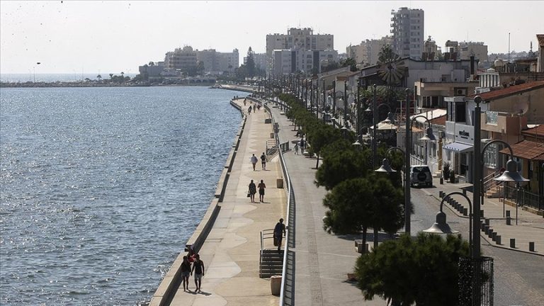 مظاهرات لليمين المتطرف في قبرص الرومية ضد تركيا وجمهورية شمال قبرص التركية في ذكرى تأسيسها الـ42