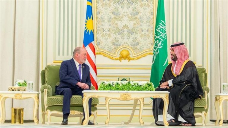 ولي العهد السعودي يبحث تعزيز العلاقات مع ملك ماليزيا في الرياض