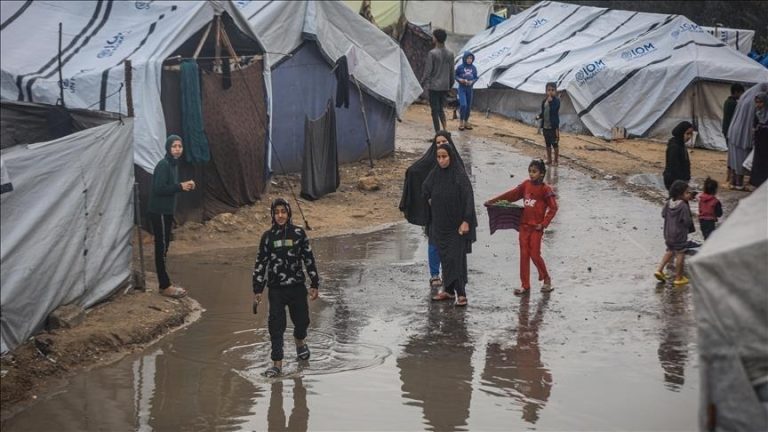 غرق عشرات خيام النازحين بفعل منخفض جوي في خان يونس وتحذيرات من كارثة إنسانية