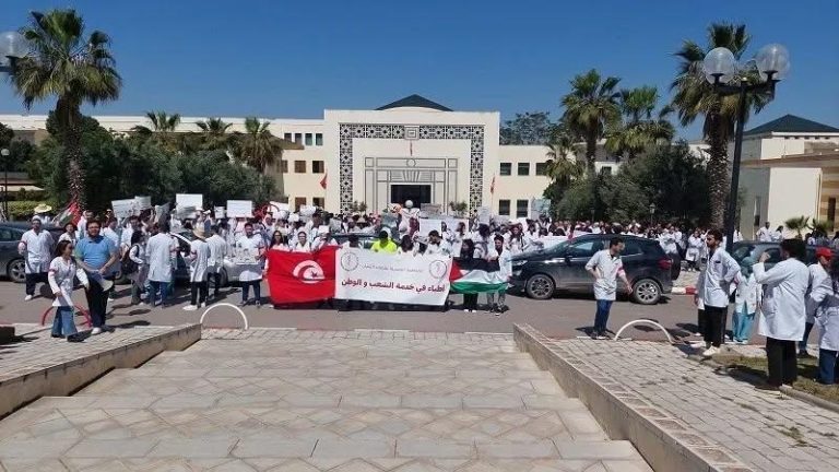 احتجاجات في تونس: مئات الأطباء الشبان يتظاهرون للمطالبة بزيادة الأجور وتطبيق اتفاقيات سابقة