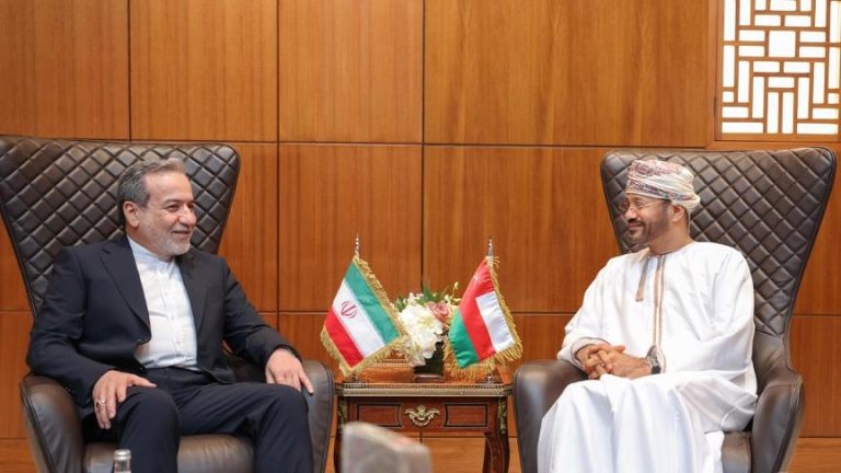 عُمان تبحث مع إيران جهود خفض التوتر في المنطقة خلال لقاء بمسقط