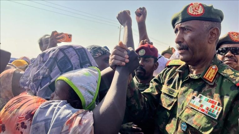 البرهان يزور نازحي الفاشر في الدبة ويتعهد بمعالجة أوضاعهم وتوفير الخدمات