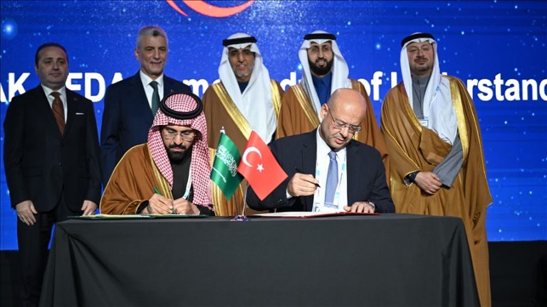 تركيا والسعودية توقعان مذكرة تفاهم لتعزيز التعاون في مجال المنتجات الحلال ضمن قمة “حلال إكسبو 2025” بإسطنبول