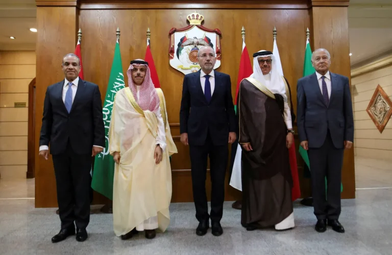 فيصل بن فرحان والصفدي يبحثان في الرياض الانتقال للمرحلة الثانية من اتفاق غزة ووقف التصعيد بالضفة