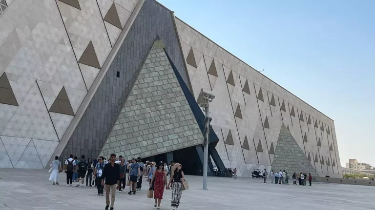 مصر تعلن اعتزامها تطوير جميع المناطق المحيطة بالأهرامات والمتحف الكبير