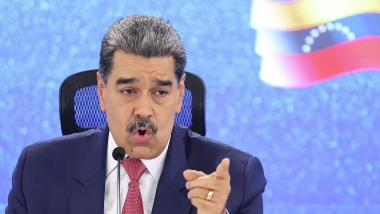 مادورو يتهم أمريكا بمحاولة تغيير النظام وفرض حكومة “دمية” على فنزويلا