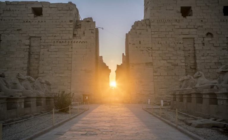 تعامد الشمس يضيء معابد الكرنك ويغيب عن قصر قارون بسبب الغيوم