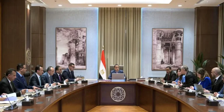الحكومة تنفي بيع المطارات المصرية وتؤكد: شراكات تشغيلية دون المساس بالسيادة
