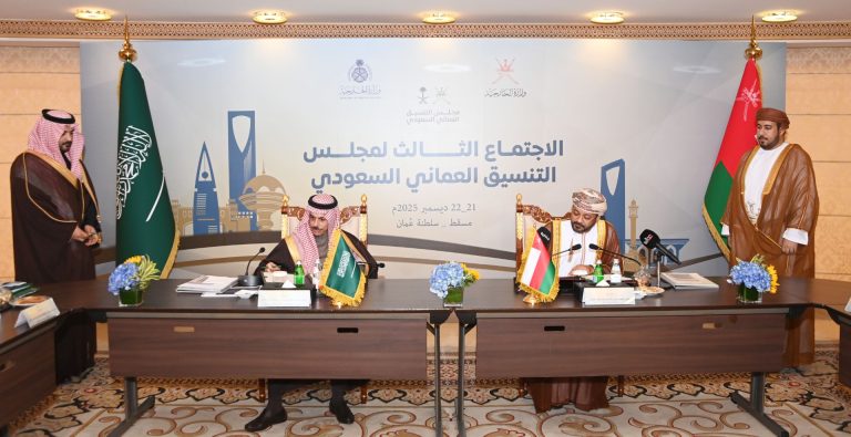 سلطان عُمان ووزير الخارجية السعودي يبحثان التطورات الإقليمية والدولية في مسقط