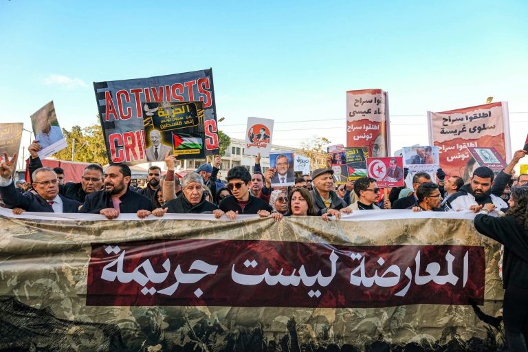 تونس.. تظاهرات واسعة للقوى المدنية تحت شعار “المعارضة ليست جريمة”