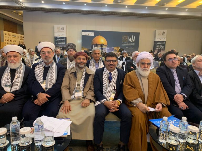 خالد شوكات يستحضر ذاكرة المؤتمر الإسلامي الأول خلال مشاركته في مؤتمر «إرادة.. العهد للقدس» بإسطنبول