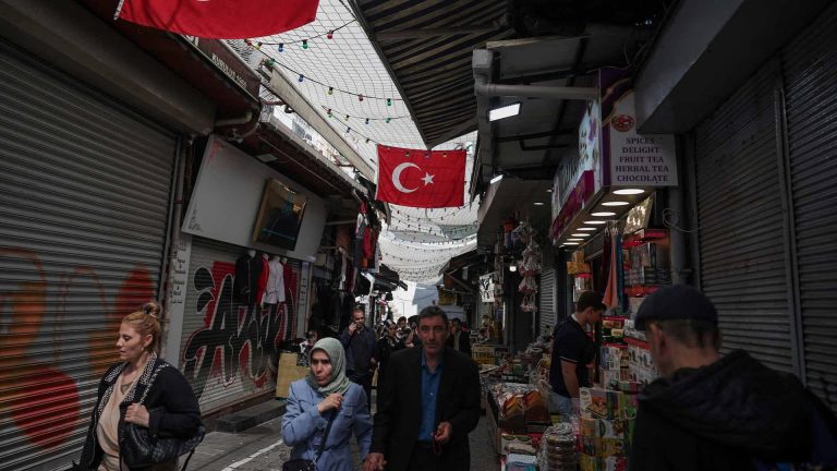 تركيا ترفع الحد الأدنى للأجور إلى 27%  