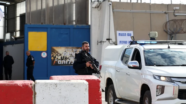 ميدل إيست آي : الأكثر دموية في تاريخ السجون: تقرير إسرائيلي يكشف استشهاد 110 أسرى فلسطينيين