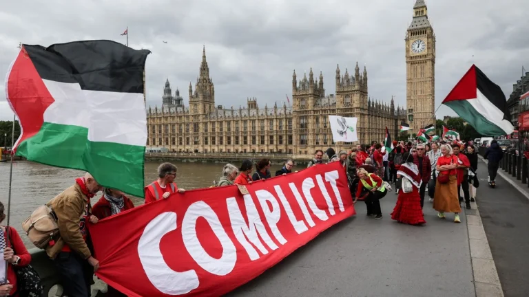 ميدل إيست آي: مصادرة مواد مؤيدة لفلسطين تثير جدلاً حول حرية التعبير في البرلمان البريطاني
