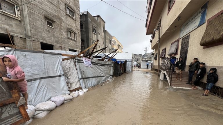 سيول غزة تتسبب بمصرع فلسطيني إثر انهيار منزله المتضرر بقصف إسرائيلي