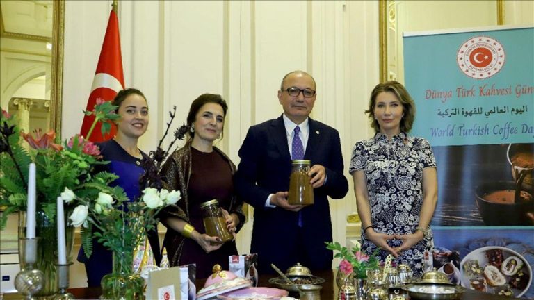 السفارة التركية في القاهرة تحتفل باليوم العالمي للقهوة التركية بحضور شخصيات فنية وثقافية