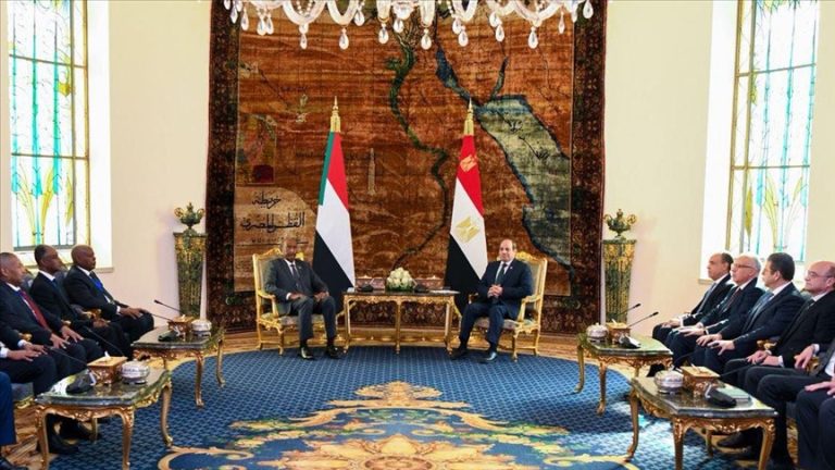 السيسي والبرهان يتفقان على دعم الشعب السوداني ووقف الجرائم المرتكبة بحقه